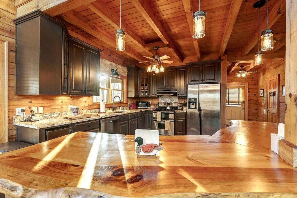 Blue Ridge Bliss- Spacious Cabin, Pets, Hot Tub! Экстерьер фото